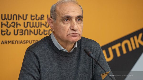 Айк Наапетян на пресс-конференции по теме Последствия майдана. Цветные революции: вчера, сегодня, завтра (19 февраля 2024). Еревaн - Sputnik Армения