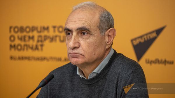 Айк Наапетян на пресс-конференции по теме Последствия майдана. Цветные революции: вчера, сегодня, завтра (19 февраля 2024). Еревaн - Sputnik Արմենիա