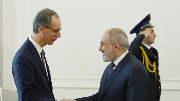 Премьер-министр Никол Пашинян принял командующего гражданскими операциями Службы внешних действий Евросоюза Стефано Томата (19 февраля 2024). Еревaн - Sputnik Армения