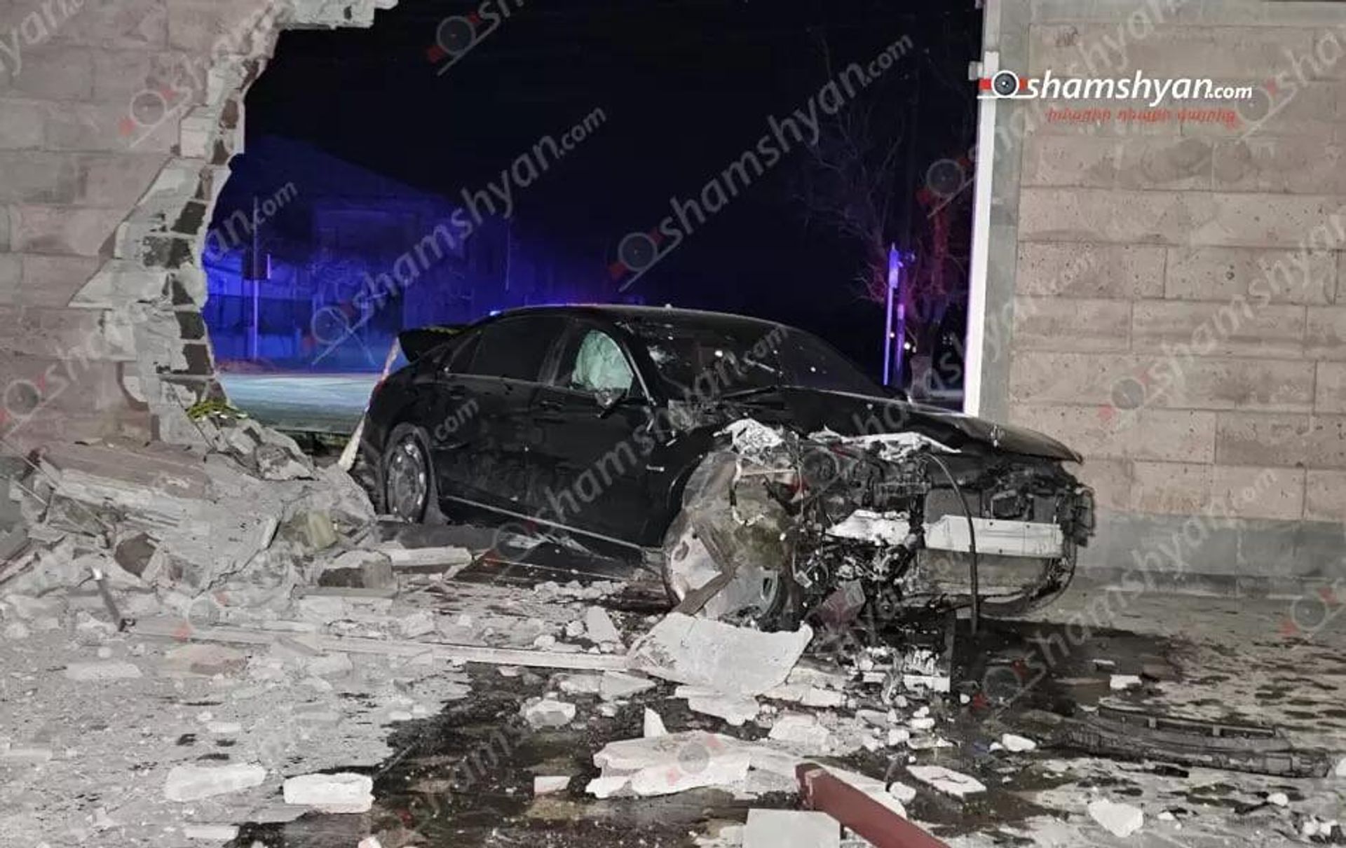 Врезавшийся в каменное ограждение автомобиль главы общины Мецамор Ваграма Хачатряна - Sputnik Армения, 1920, 21.02.2024