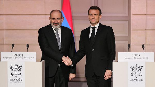 Премьер-министр Никол Пашинян и президент Франции Эммануэль Макрон на пресс-конференции (21 февраля 2024). Париж - Sputnik Армения