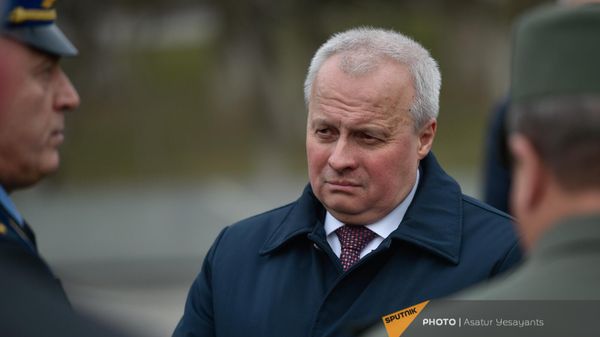 Чрезвычайный и полномочный посол РФ Сергей Копыркин в парке Победы в День защитника Отечества (22 февраля 2024). Еревaн - Sputnik Армения