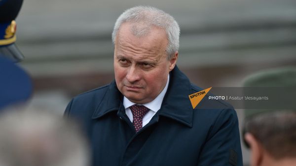 Чрезвычайный и полномочный посол РФ Сергей Копыркин после возложения цветов к могиле Неизвестного солдата в парке Победы в преддверии Дня защитника Отечества (22 февраля 2024). Еревaн - Sputnik Армения