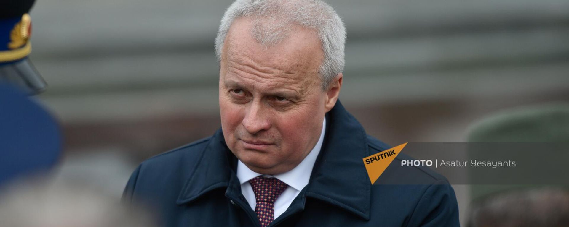 Чрезвычайный и полномочный посол РФ Сергей Копыркин после возложения цветов к могиле Неизвестного солдата в парке Победы в преддверии Дня защитника Отечества (22 февраля 2024). Еревaн - Sputnik Армения, 1920, 22.02.2024