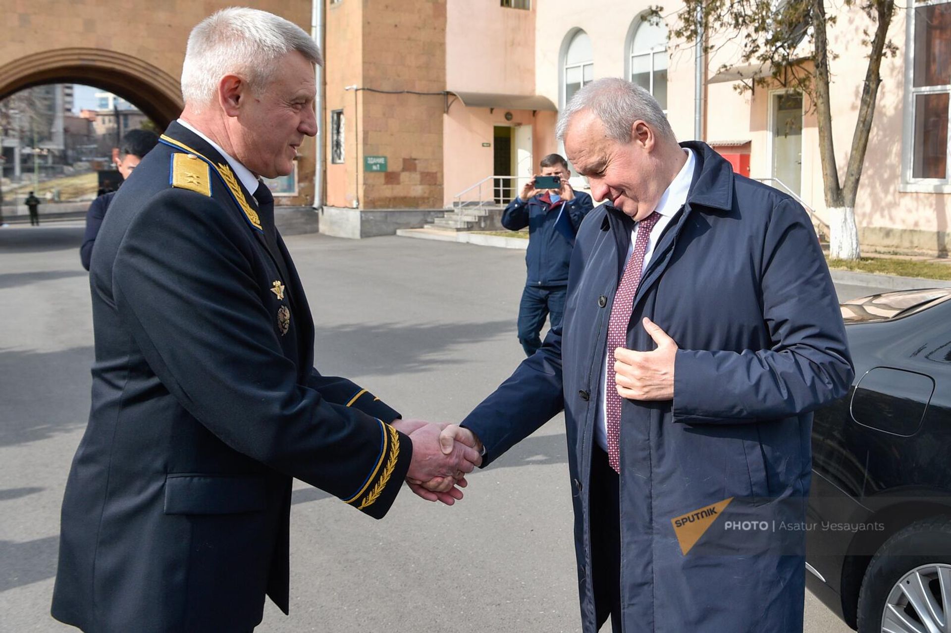 Начальник погрануправления ФСБ РФ в РА генерал-лейтенант Роман Голубицкий приветствует посла РФ Сергея Копыркина в рамках мероприятий по случаю Дня защитника Отечества (22 февраля 2024). Еревaн Начальник погрануправления ФСБ РФ в РА генерал-лейтенант Роман Голубицкий приветствует посла РФ Сергея Копыркина в рамках мероприятий по случаю Дня защитника Отечества (22 февраля 2024). Еревaн - Sputnik Армения, 1920, 22.02.2024