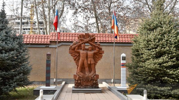 Возложение цветов к памятнику Российско-армянской дружбы на территории Пограничного управления ФСБ РФ (22 февраля 2024). Еревaн - Sputnik Армения