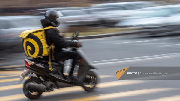 Доставщик на мопеде в центре Еревана - Sputnik Армения