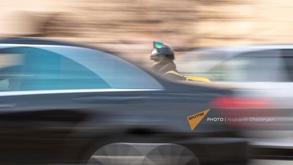 Доставщик на мопеде в центре Еревана - Sputnik Արմենիա