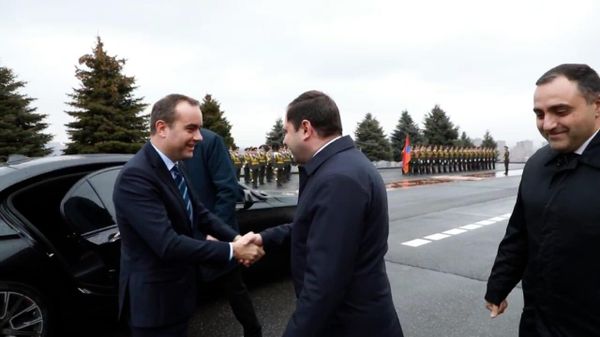Սեբաստիեն Լըկորնյուի դիմավորման հանդիսավոր արարողությունը ՊՆ վարչական համալիրում - Sputnik Արմենիա