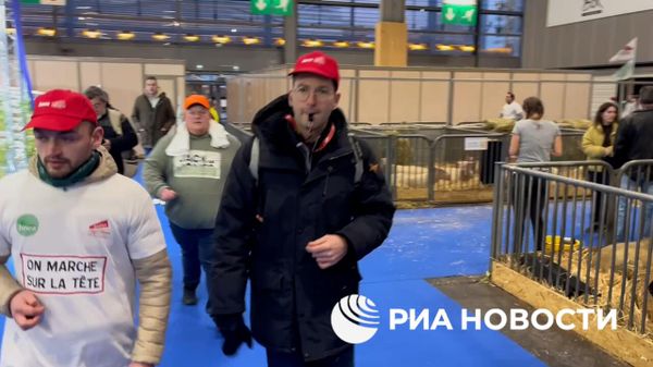 Видео РИА Новости. Протестующие фермеры ворвались в павильон сельхозвыставки в Париже - Sputnik Армения
