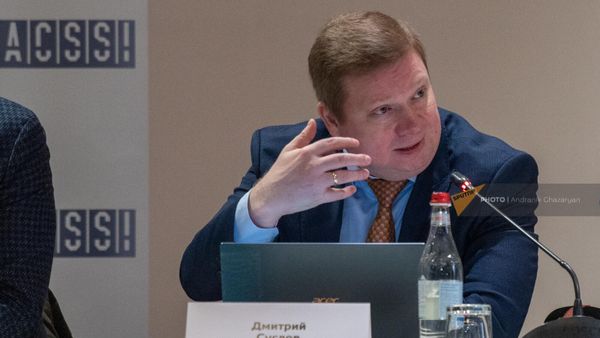 Политолог Дмитрий Суслов на пресс-конференции (24 февраля 2024). Еревaн - Sputnik Армения