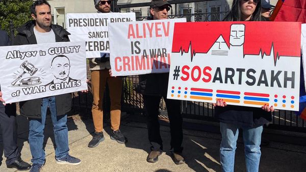 Молодежное крыло Ай Дата Америки провело акцию протеста в память об армянских погромах в Сумгаите и Баку (25 февраля 2024). Вашингтон - Sputnik Армения
