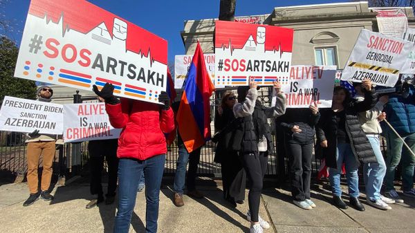 Молодежное крыло Ай Дата Америки провело акцию протеста в память об армянских погромах в Сумгаите и Баку (25 февраля 2024). Вашингтон - Sputnik Армения
