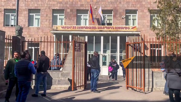 Школа имени Наири Заряна в Ереване - Sputnik Армения