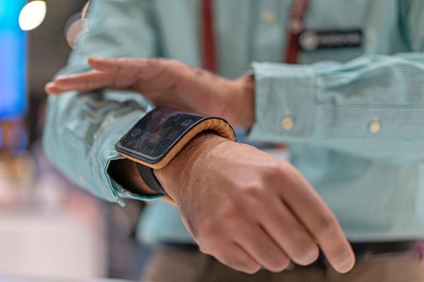 Посетитель тестирует концепцию адаптивного дисплея Motorola. - Sputnik Армения