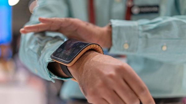Посетитель тестирует концепцию адаптивного дисплея Motorola на Всемирном мобильном конгрессе (28 февраля 2024). Барселона - Sputnik Армения