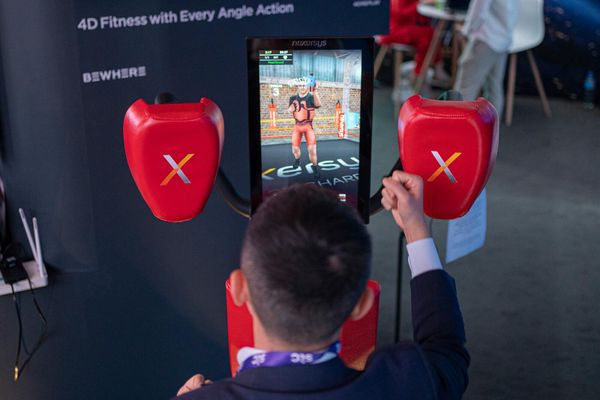 Посетитель играет Nexersys. - Sputnik Армения
