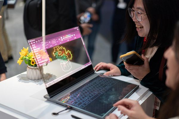 Посетители тестируют концепцию ноутбука Lenovo Thinkbook с прозрачным дисплеем. - Sputnik Армения