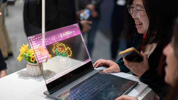 Посетители тестируют концепцию ноутбука Lenovo Thinkbook с прозрачным дисплеем на Всемирном мобильном конгрессе (28 февраля 2024). Барселона - Sputnik Արմենիա