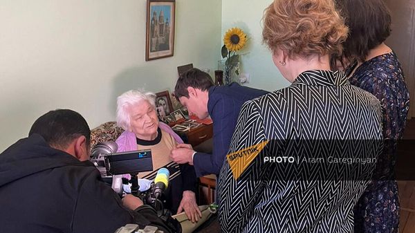 Представители Посольства РФ в РА и Русского дома вручают почетный знак жительнице блокадного Ленинграда Варваре Васильевой (Коркотян) (28 февраля 2024). Еревaн - Sputnik Армения