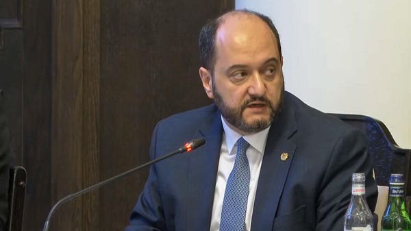 Руководитель аппарата премьера Араик Арутюнян во время очередного заседания правительства Армении (29 февраля 2024). Еревaн - Sputnik Армения