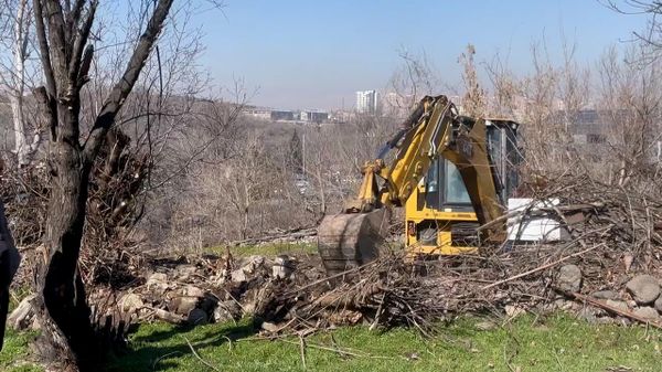 Լարված իրավիճակ Նոր Նորքում. քաղաքապետարանը ապօրինի շինությունները քանդում է - Sputnik Արմենիա