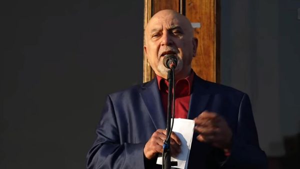 Паруйр Айрикян на митинге с требованием отставки премьер-министра (29 февраля 2024). Еревaн - Sputnik Армения