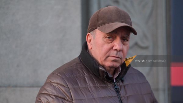 Грант Багратян на митинге с требованием отставки премьер-министра (29 февраля 2024). Еревaн - Sputnik Армения