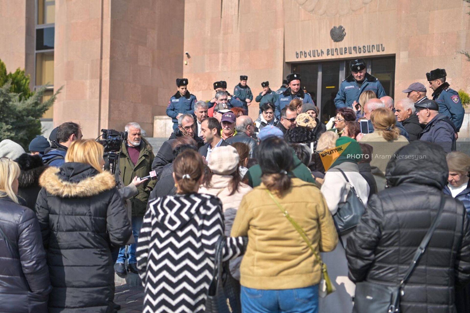 Акция протеста жителей Конда у здания мэрии в связи с решением городских властей о приватизации района (1 марта 2024). Еревaн - Sputnik Արմենիա, 1920, 01.03.2024