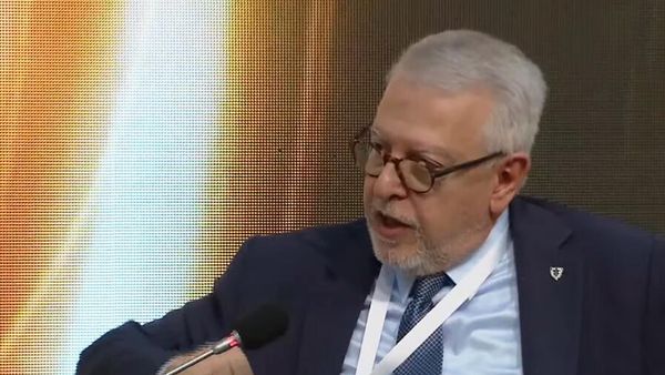 Специальный посланник Турции по переговорам с Арменией Сердар Кылыч выступает на дипломатическом форуме в Анталье (1 марта 2024). Турция - Sputnik Армения