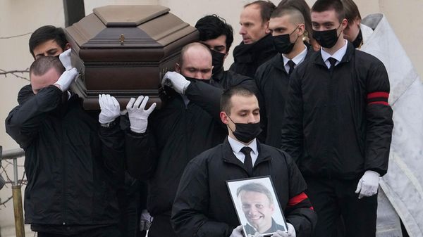Сотрудники ритуальной службы выносят гроб и портрет Алексея Навального из церкви иконы Божией Матери (1 марта 2024). Москвa - Sputnik Армения