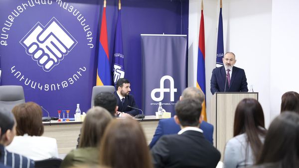 Премьер-министр Никол Пашинян, члены правления и депутаты НС на открытии Школы демократии (2 марта 2024). Еревaн - Sputnik Армения