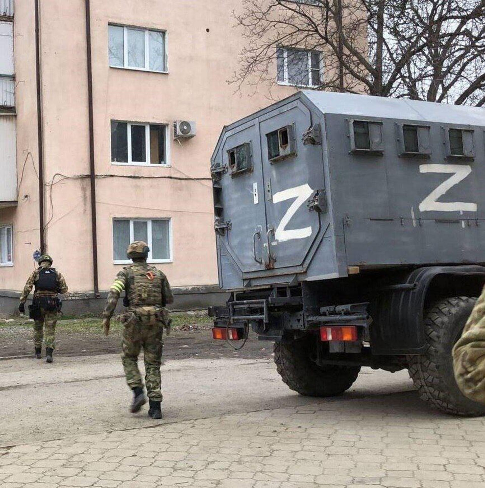 Силовики на месте контртеррористической операции в центре Карабулака (3 марта 2024). Ингушетия - Sputnik Армения, 1920, 03.03.2024