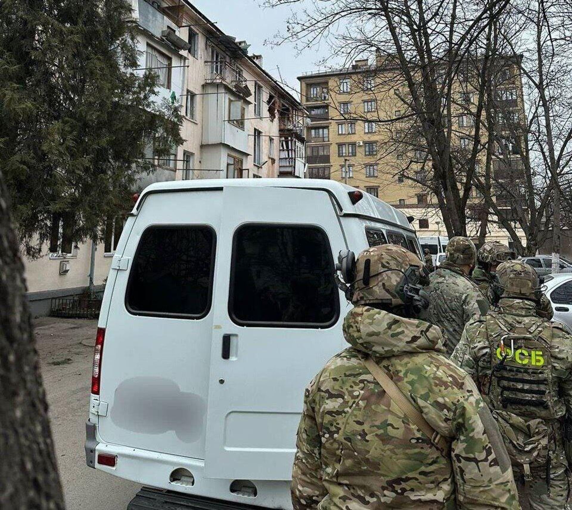 Силовики на месте контртеррористической операции в центре Карабулака (3 марта 2024). Ингушетия - Sputnik Արմենիա, 1920, 03.03.2024