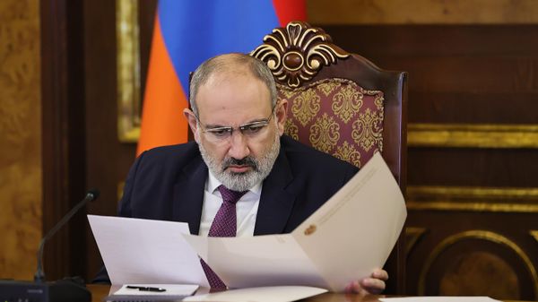Премьер-министр Никол Пашинян знакомится с проектом Стратегии развития науки и технологий РА (4 марта 2024). Еревaн - Sputnik Армения