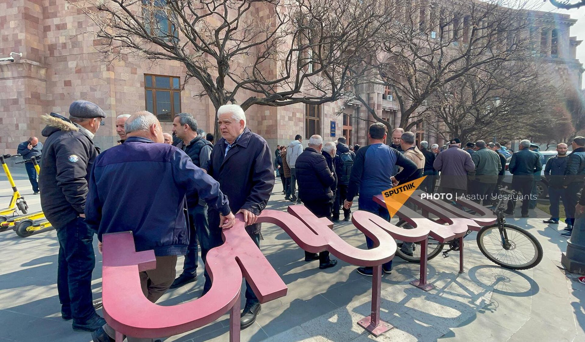 Акция протеста вынужденных переселенцев из Нагорного Карабаха у Дома правительства (5 марта 2024). Еревaн - Sputnik Արմենիա, 1920, 05.03.2024