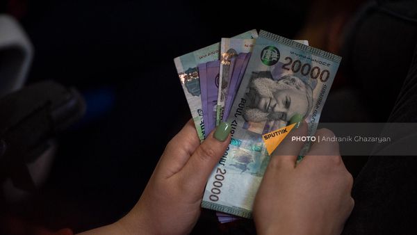 Девушка считает деньги - Sputnik Армения