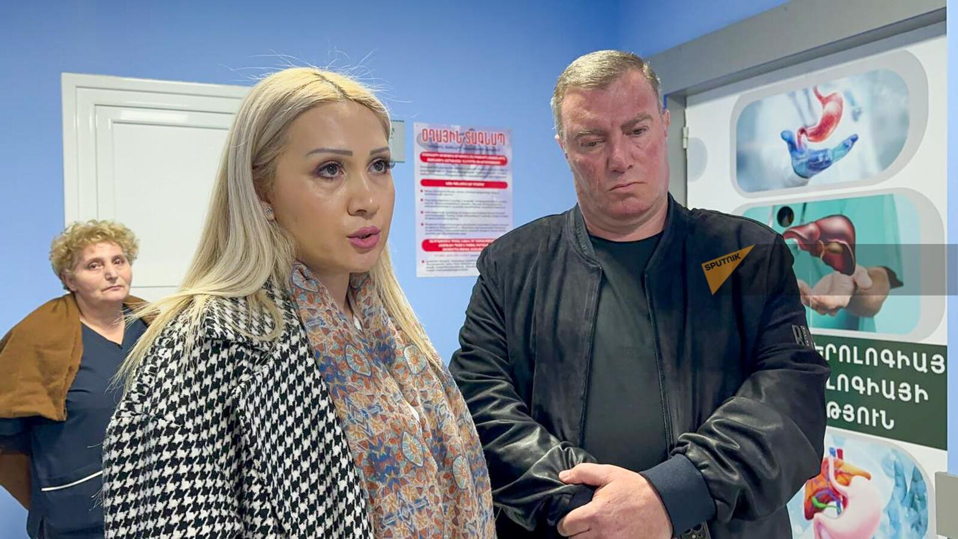 Отец погибшего героя Альберта Ованнисяна, Артак Ованнисян, в Отделении пластической реабилитации и микрохирургии Медицинского центра Канакер-Зейтун общается с журналистом Sputnik Армения (6 марта 2024). Еревaн - Sputnik Արմենիա, 1920, 06.03.2024