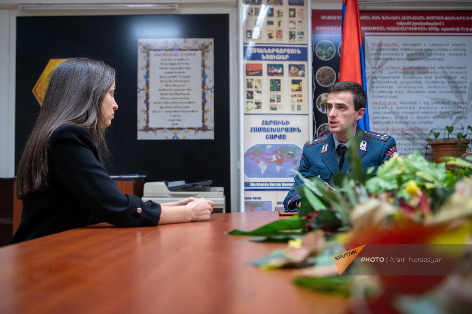 Cтарший оперуполномоченный отдела по борьбе с наркотиками Главного управления криминальной полиции МВД Давид Петросян беседует с журналистом Sputnik Армения Лилит Демурян - Sputnik Արմենիա, 1920, 04.04.2024