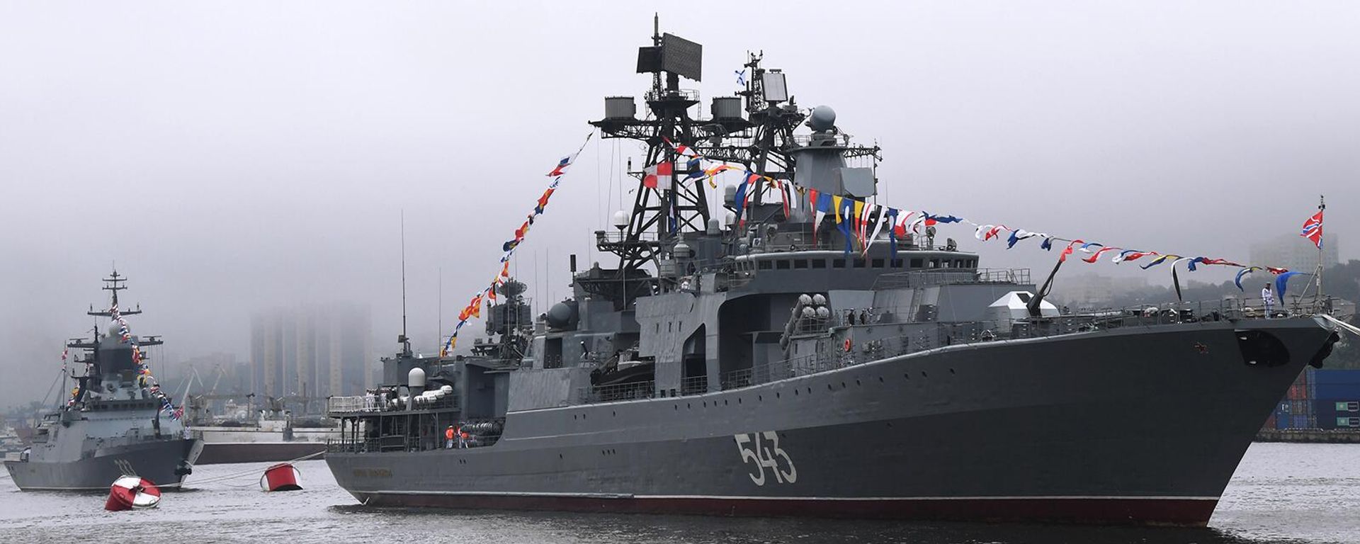 Фрегат Маршал Шапошников и корвет Совершенный на генеральной репетиции парада ко Дню ВМФ (29 июля 2022). Владивосток - Sputnik Армения, 1920, 06.03.2024