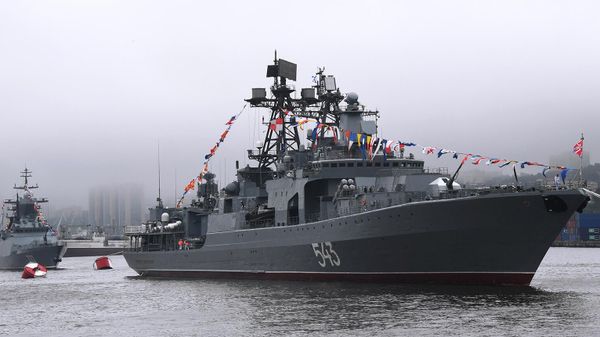Фрегат Маршал Шапошников и корвет Совершенный на генеральной репетиции парада ко Дню ВМФ (29 июля 2022). Владивосток - Sputnik Армения