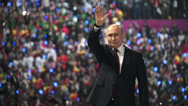 Президент РФ Владимир Путин выступает на церемонии закрытия Всемирного фестиваля молодежи (6 марта 2024). ФТ Сириус - Sputnik Армения
