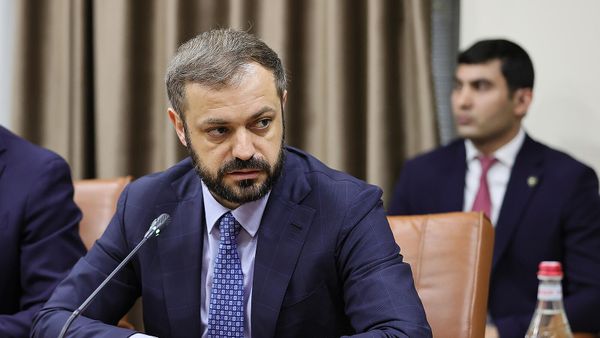Премьер-министр Никол Пашинян представил аппарату министерства экономики нового министра Геворка Папояна (7 марта 2024). Еревaн - Sputnik Армения