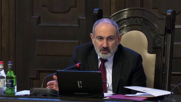 Մեսրոպատառ, ոսկեղենիկ հայերենով գրում են` լավ պատուհան. Փաշինյանը դժգոհեց
 - Sputnik Արմենիա