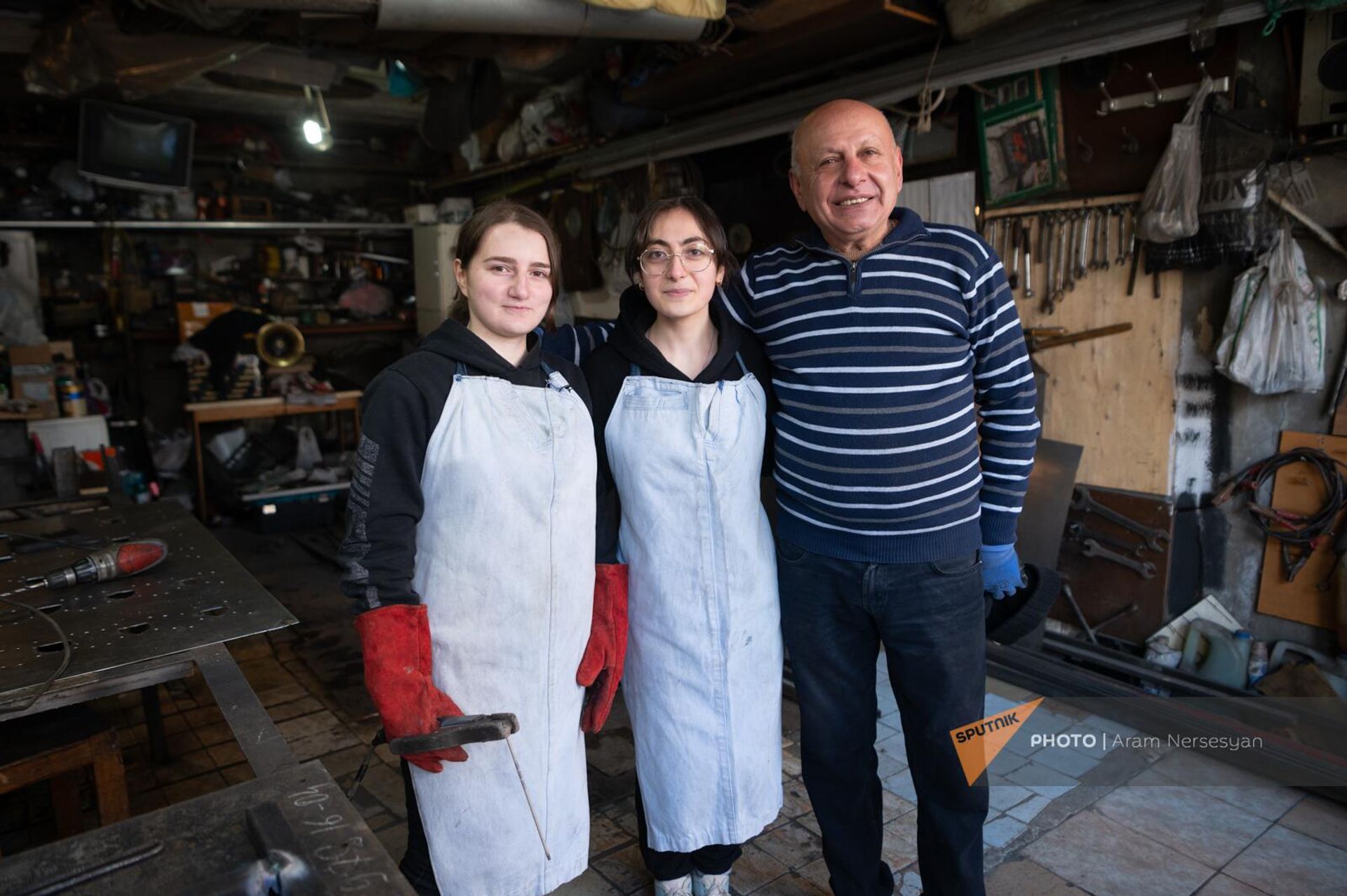 Инженер Самвел Карапетян с Лусине Силикян и Ани Арутюнян в мастерской Инженер Самвел Карапетян с Лусине Силикян и Ани Арутюнян в мастерской - Sputnik Армения, 1920, 07.03.2024