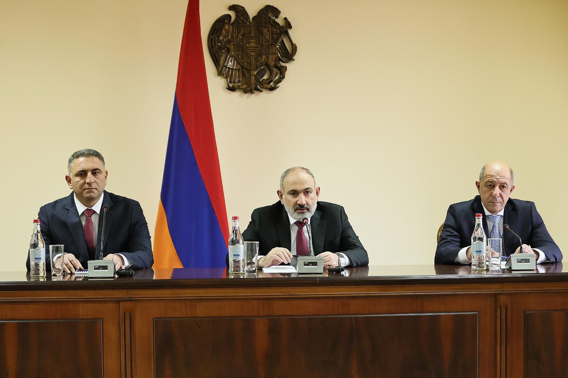 Премьер-министр Никол Пашинян представил нового главу СГБ Артура Гаспаряна (слева) (7 марта 2024). Ереван - Sputnik Արմենիա, 1920, 07.03.2024