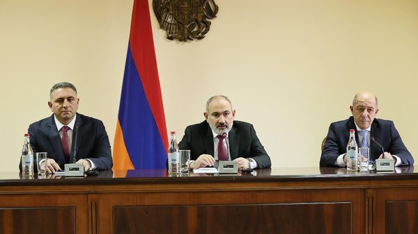 Премьер-министр Никол Пашинян представил нового главу СГБ Артура Гаспаряна (слева) (7 марта 2024). Ереван - Sputnik Армения