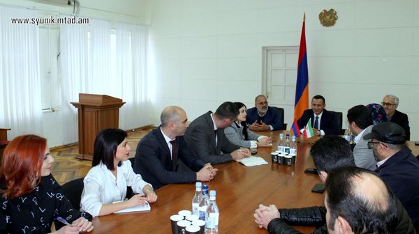Губернатор Сюника Роберт Гукасян принял делегацию Исламской Республики Иран, состоящую из руководителей и представителей 16 частных компаний торгово-экономической сферы (9 марта 2024). Капан - Sputnik Армения