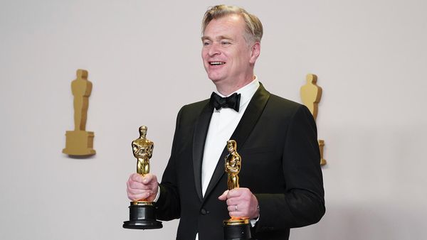 Кристофер Нолан с наградами за лучшую режиссуру и лучшую картину за фильм Оппенгеймер на церемонии вручения премии Оскар (10 марта 2024). Лос-Анджелес - Sputnik Армения