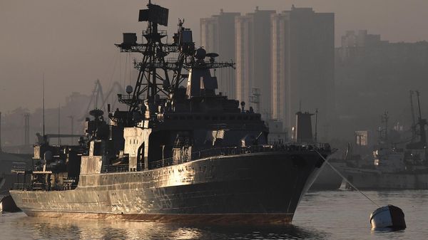 Фрегат Маршал Шапошников участвует в формировании парадного строя кораблей Тихоокеанского флота перед празднованием Дня Военно-Морского Флота России (26 июля 2022). Владивосток - Sputnik Армения